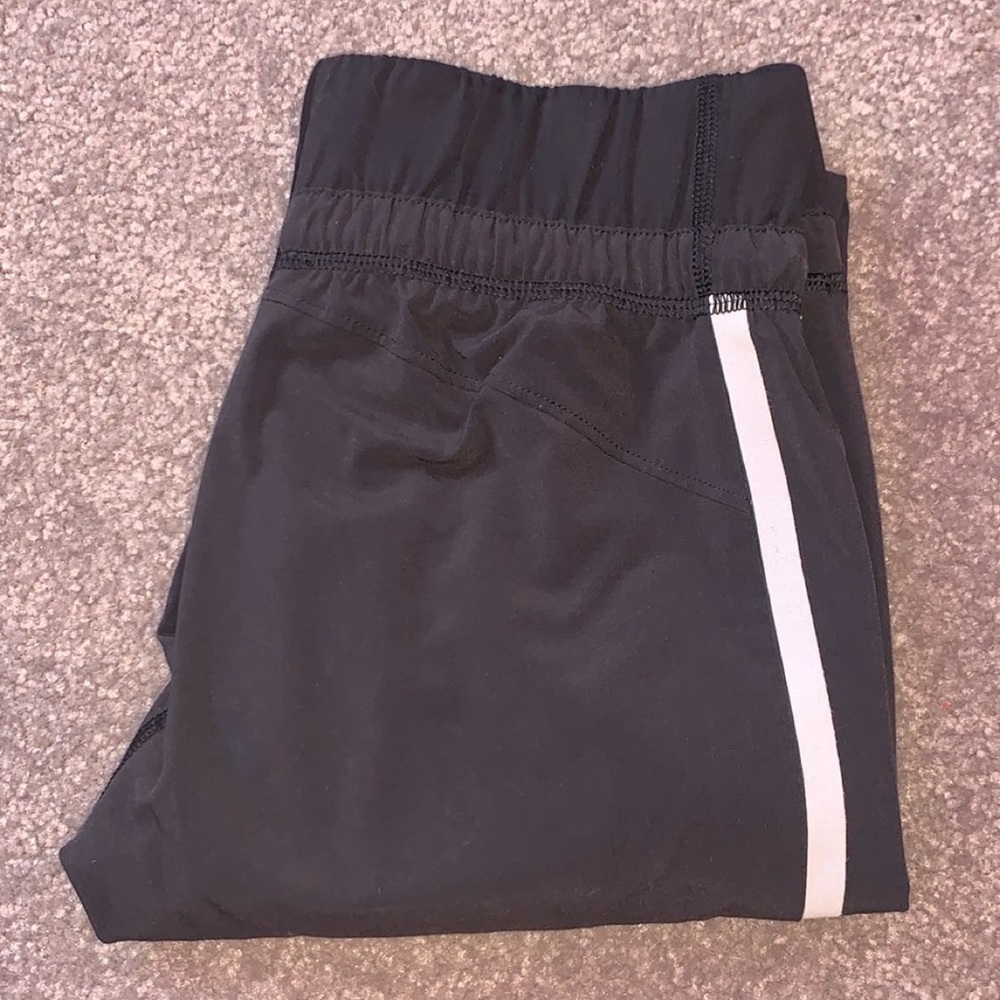 Lululemon Athletica/Ivviva cropped jogger pants